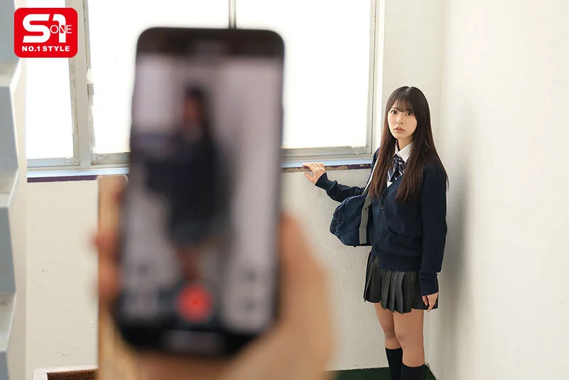 憧れだった担任教師に盗撮されても黙認しているわたし。自己肯定感の低いひとりぼっちJ●はド変態教師すら愛してくれる 浅野こころ